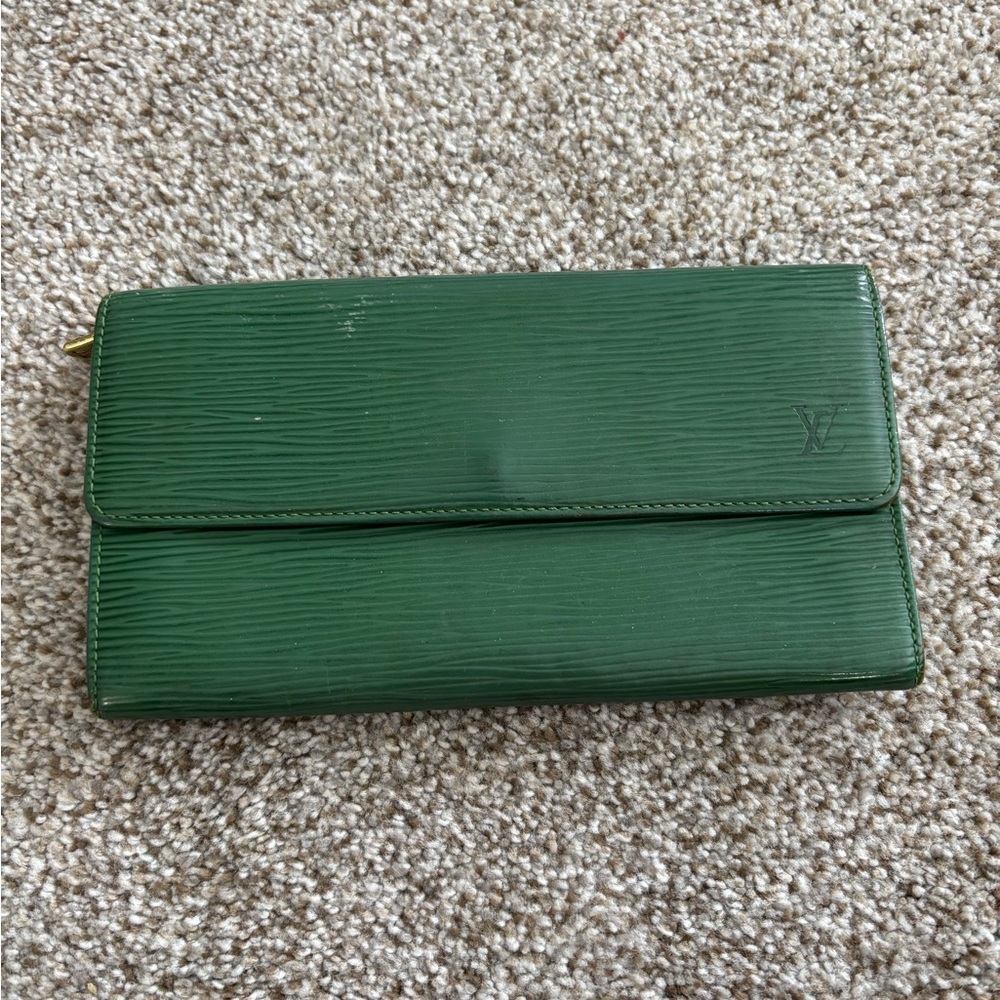 Authentic Louis Vuitton Vintage Green Epi Leather Sarah Long Wallet